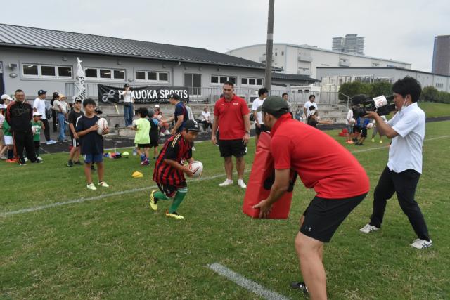 子どもたちがタックルしている様子